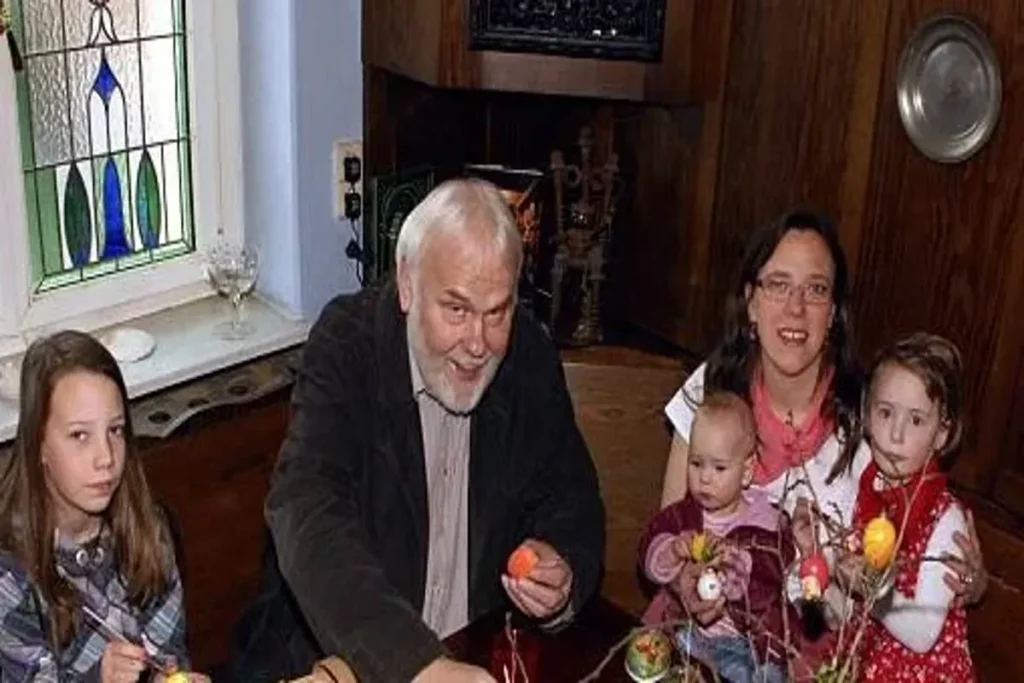 Karoline Simang mit ihrer Familie bei einem Familienfest, gemeinsam mit ihren Liebsten feiernd.