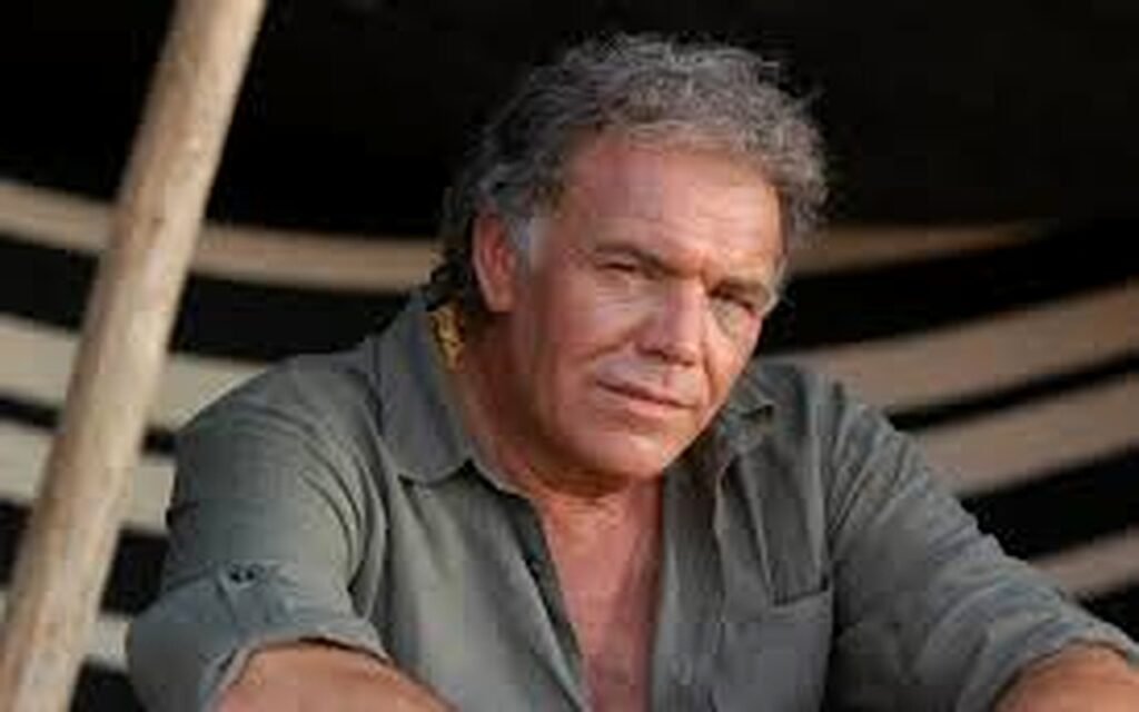 Luca Kohlund entspannt im Freien – natürlicher Moment des Schweizer Schauspielers