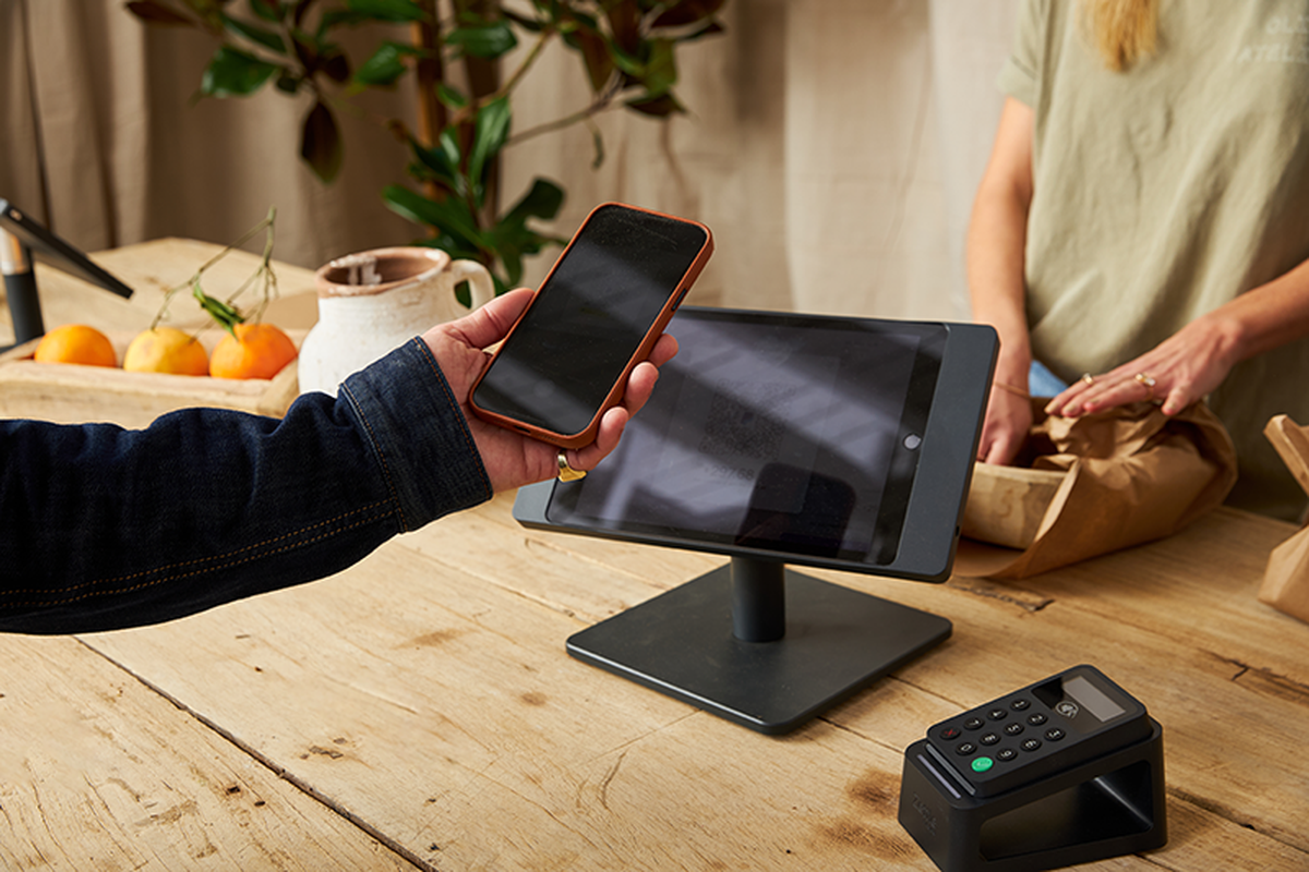 Mit PayPal kontaktlos im Geschäft bezahlen – eine moderne, sichere und bequeme Methode, die die Art und Weise revolutioniert, wie wir Einkäufe im stationären Handel erledigen