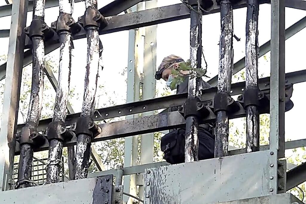 Techniker repariert beschädigte Stromleitungen nach Stromausfall in Berlin